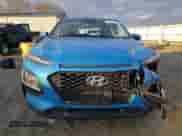 2020 Hyundai Kona SE z VIN KM8K1CAA0LU586836, wystawiony jako Copart lot #70412412 z przebiegiem 73 857 mil mil oraz . Historia ofert i sprzedaży dostępna na DreamBid. Obrazek 5.