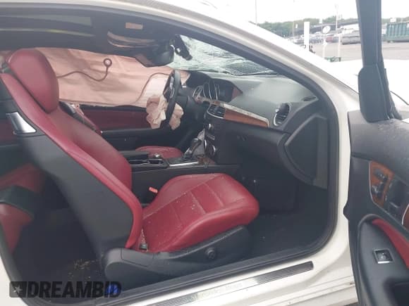 ✅ 2014 Mercedes-Benz C 250 • VIN: WDDGJ4HB1EG163012 • Lot: 42694401. Wystawiony na IAAI z przebiegiem 96 853 mil. Bezpłatny archiwum sprzedaży aukcyjnych z USA i szczegółowy raport historii pojazdu na DreamBid. Zdjęcie 5.