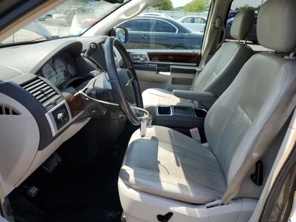 ✅ 2010 Chrysler Town & Country Touring Plus • VIN: 2A4RR8DX9AR368326 • Lot: 68322115. Wystawiony na Copart z przebiegiem 309 474 mil. Bezpłatny archiwum sprzedaży aukcyjnych z USA i szczegółowy raport historii pojazdu na DreamBid. Zdjęcie 7.