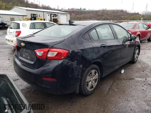 ✅ 2018 Chevrolet Cruze LS • VIN: 1G1BC5SM1J7185867 • Lot: 66072181. Wystawiony na Copart z przebiegiem 71 142 mil mil. Skorzystaj z bezpłatnego archiwum sprzedaży aukcyjnych z USA i zobacz szczegółowy raport historii pojazdu na DreamBid. Zdjęcie 4.