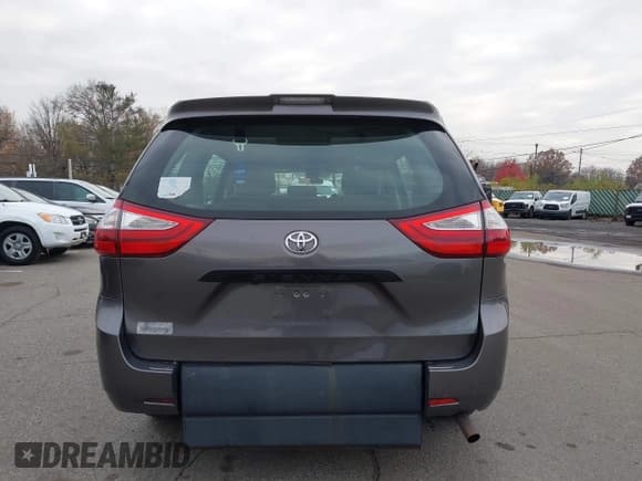 ✅ 2018 Toyota Sienna L • VIN: 5TDZZ3DC4JS922420 • Лот: 43729886. Опубликован ранее на IAAI с пробегом 178 362 миль. Бесплатный доступ к архиву аукционных продаж из США и подробный отчёт об истории автомобиля на DreamBid. Изображение 16.