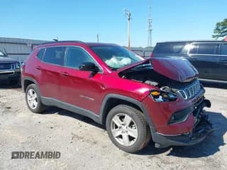 ✅ 2022 Jeep Compass Latitude • VIN: 3C4NJDBB2NT165521 • Lot: 43063261. Wystawiony na IAAI z przebiegiem 100 692 mil. Bezpłatny archiwum sprzedaży aukcyjnych z USA i szczegółowy raport historii pojazdu na DreamBid. Zdjęcie 1.