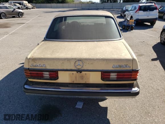 ✅ 1982 Mercedes-Benz 240 • VIN: WDBAB23A0CB340495 • Lot: 70910074. Listed on Copart with 258,185 mi. Free auction sales archive from the USA and detailed vehicle history report at DreamBid. Image 6.