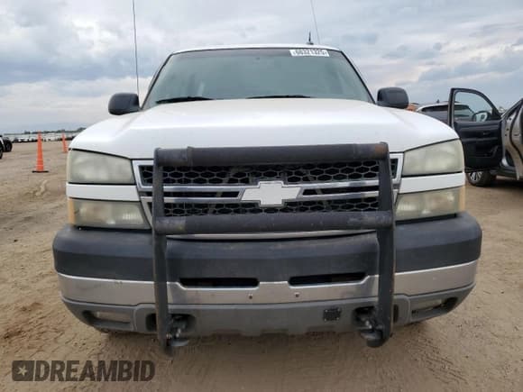 ✅ 2005 Chevrolet Silverado 2500HD LS • VIN: 1GCHK23U25F851308 • Lot: 68321325. Wystawiony na Copart z przebiegiem 255 749 mil. Bezpłatny archiwum sprzedaży aukcyjnych z USA i szczegółowy raport historii pojazdu na DreamBid. Zdjęcie 5.