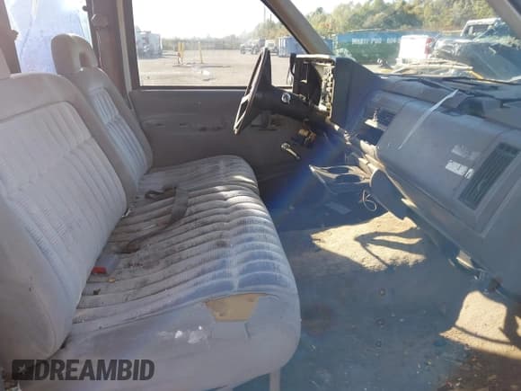 ✅ 1994 Chevrolet Silverado 1500 • VIN: 2GCEC19ZXR1282864 • Lot: 43584766. Wystawiony na IAAI z przebiegiem 260 656 mil. Bezpłatny archiwum sprzedaży aukcyjnych z USA i szczegółowy raport historii pojazdu na DreamBid. Zdjęcie 5.