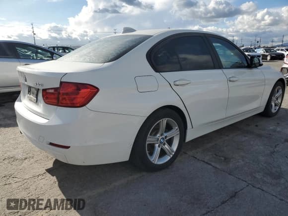 ✅ 2015 BMW 3 Series 320i • VIN: WBA3B1G56FNT02268 • Lot: 93318465. Wystawiony na Copart z przebiegiem 107 977 mil. Bezpłatny archiwum sprzedaży aukcyjnych z USA i szczegółowy raport historii pojazdu na DreamBid. Zdjęcie 3.