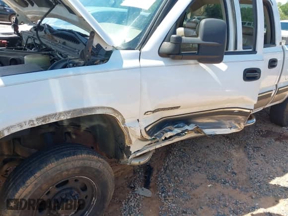 ✅ 2001 Chevrolet Silverado 2500HD LT3 • VIN: 1GCHK23G21F124089 • Lot: 42844708. Wystawiony na IAAI z przebiegiem 216 232 mil. Bezpłatny archiwum sprzedaży aukcyjnych z USA i szczegółowy raport historii pojazdu na DreamBid. Zdjęcie 6.