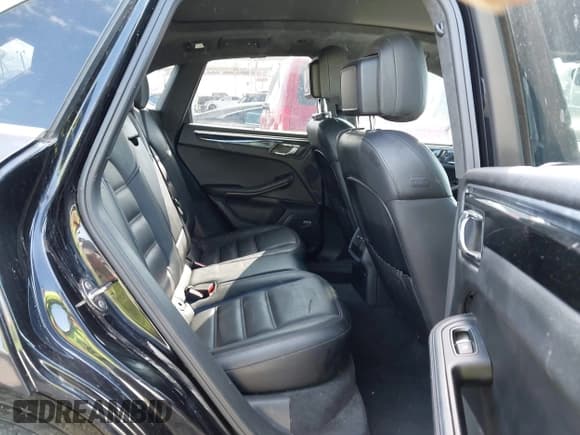 ✅ 2016 Porsche Macan Turbo • VIN: WP1AF2A50GLB94593 • Lot: 43305939. Listed on IAAI with 72,261 mi. Free auction sales archive from the USA and detailed vehicle history report at DreamBid. Image 8.