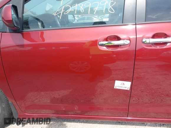 ✅ 2017 Toyota Sienna SE • VIN: 5TDXZ3DC8HS897684 • Lot: 42989798. Listed on IAAI with 48,065 mi. Free auction sales archive from the USA and detailed vehicle history report at DreamBid. Image 6.