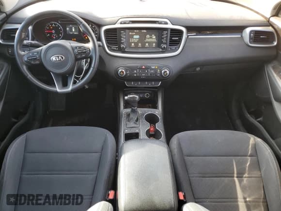 ✅ 2017 Kia Sorento L • VIN: 5XYPG4A31HG299840 • Lot: 86898005. Listed on Copart with 88,923 mi. Free auction sales archive from the USA and detailed vehicle history report at DreamBid. Image 8.