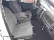 2018 Ram 1500 Tradesman z VIN 1C6RR6FG3JS147382, wystawiony jako IAAI lot #41251352 z przebiegiem 166 066 mil mil oraz . Historia ofert i sprzedaży dostępna na DreamBid. Obrazek 5.