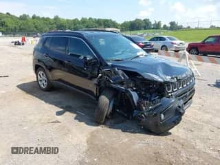 2025 Jeep Compass Latitude z VIN 3C4NJDBN6ST518638, wystawiony jako IAAI lot #42981216 z przebiegiem 8 133 mil mil oraz . Historia ofert i sprzedaży dostępna na DreamBid. Obrazek 1.