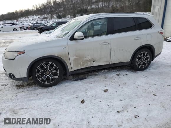✅ 2015 Mitsubishi Outlander GT • VIN: JA4JZ4AX3FZ005575 • Lot: 41771955. Listed on Copart with 145,852 mi. Free auction sales archive from the USA and detailed vehicle history report at DreamBid. Image 1.