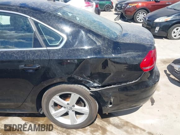 ✅ 2015 Volkswagen Passat S • VIN: 1VWAT7A30FC093068 • Lot: 43309416. Wystawiony na IAAI z przebiegiem 94 913 mil. Bezpłatny archiwum sprzedaży aukcyjnych z USA i szczegółowy raport historii pojazdu na DreamBid. Zdjęcie 6.