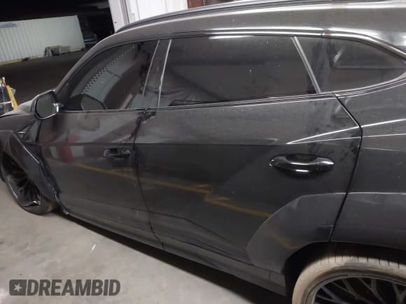 ✅ 2019 Lamborghini Urus • VIN: ZPBUA1ZL3KLA03213 • Lot: 42024993. Wystawiony na IAAI z przebiegiem 61 091 mil. Bezpłatny archiwum sprzedaży aukcyjnych z USA i szczegółowy raport historii pojazdu na DreamBid. Zdjęcie 14.