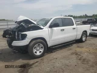 2023 Ram 1500 Tradesman z VIN 1C6RRENT5PN607402, wystawiony jako Copart lot #53915375 z przebiegiem 8 882 mil mil oraz Szkoda całkowita • Salvage title. Historia ofert i sprzedaży dostępna na DreamBid. Obrazek 1.