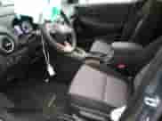 2020 Hyundai Kona SEL z VIN KM8K22AA5LU561406, wystawiony jako Copart lot #41145653 z przebiegiem 32 471 mil mil oraz . Historia ofert i sprzedaży dostępna na DreamBid. Obrazek 7.