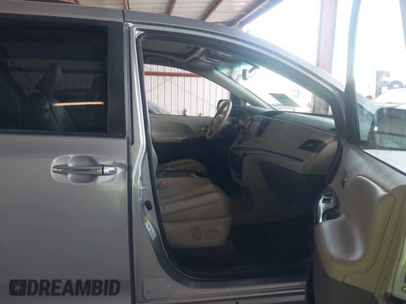 ✅ 2012 Toyota Sienna XLE • VIN: 5TDYK3DC3CS210368 • Lot: 43834362. Wystawiony na IAAI z przebiegiem 185 989 mil. Bezpłatny archiwum sprzedaży aukcyjnych z USA i szczegółowy raport historii pojazdu na DreamBid. Zdjęcie 5.