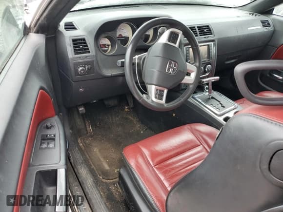 ✅ 2014 Dodge Challenger SXT • VIN: 2C3CDYAGXEH294185 • Lot: 89026805. Wystawiony na Copart z przebiegiem Nie podano. Bezpłatny archiwum sprzedaży aukcyjnych z USA i szczegółowy raport historii pojazdu na DreamBid. Zdjęcie 8.