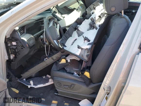 ✅ 2021 Audi e-tron Premium • VIN: WA1AAAGE2MB013264 • Lot: 42162803. Wystawiony na Copart z przebiegiem Nie podano. Bezpłatny archiwum sprzedaży aukcyjnych z USA i szczegółowy raport historii pojazdu na DreamBid. Zdjęcie 7.