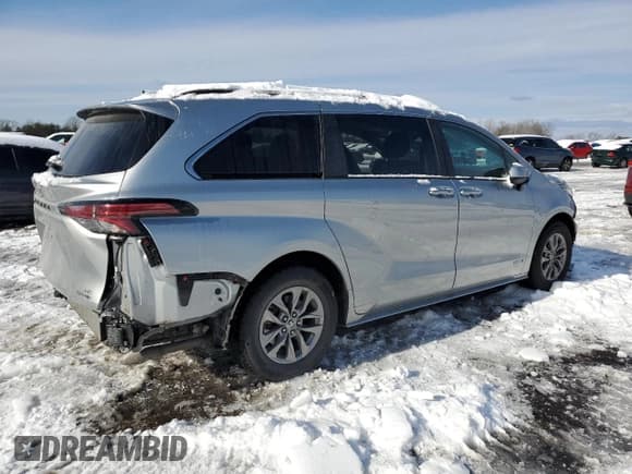 ✅ 2021 Toyota Sienna LE • VIN: 5TDKRKECXMS070833 • Lot: 86757214. Listed on Copart with 48,517 mi. Free auction sales archive from the USA and detailed vehicle history report at DreamBid. Image 3.