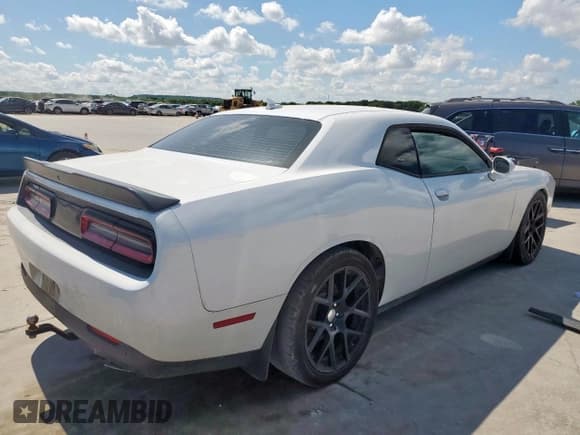 ✅ 2015 Dodge Challenger R/T Scat Pack Shaker • VIN: 2C3CDZFJ1FH868748 • Lot: 61805805. Wystawiony na Copart z przebiegiem 164 533 mil. Bezpłatny archiwum sprzedaży aukcyjnych z USA i szczegółowy raport historii pojazdu na DreamBid. Zdjęcie 3.