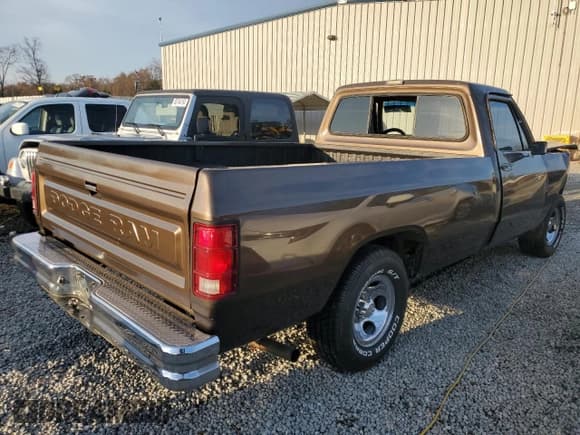 ✅ 1988 Dodge D/W 100 • VIN: 1B7FD04XXJS678038 • Lot: 84737964. Listed on Copart with 19,276 mi. Free auction sales archive from the USA and detailed vehicle history report at DreamBid. Image 3.