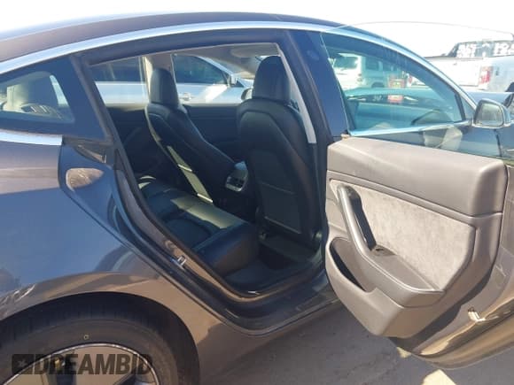 ✅ 2019 Tesla Model 3 Long Range • VIN: 5YJ3E1EB7KF386323 • Lot: 43551628. Wystawiony na IAAI z przebiegiem 103 673 mil. Bezpłatny archiwum sprzedaży aukcyjnych z USA i szczegółowy raport historii pojazdu na DreamBid. Zdjęcie 8.