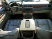 ✅ 2009 Chevrolet Suburban 2LT • VIN: 1GNFC260X9R251418 • Lot: 72032294. Wystawiony na Copart z przebiegiem 356 395 mil. Bezpłatny archiwum sprzedaży aukcyjnych z USA i szczegółowy raport historii pojazdu na DreamBid. Zdjęcie 8.