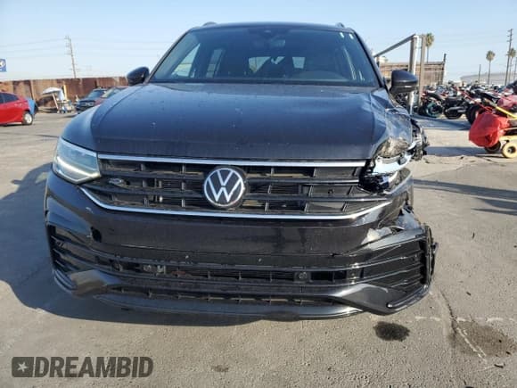 ✅ 2023 Volkswagen Tiguan SE R-Line Black • VIN: 3VVCB7AX5PM014948 • Lot: 82775185. Wystawiony na Copart z przebiegiem 22 353 mil. Bezpłatny archiwum sprzedaży aukcyjnych z USA i szczegółowy raport historii pojazdu na DreamBid. Zdjęcie 5.