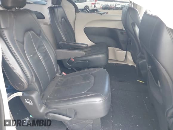 ✅ 2018 Chrysler Pacifica Touring L • VIN: 2C4RC1BG8JR287870 • Lot: 43314097. Wystawiony na IAAI z przebiegiem 147 153 mil. Bezpłatny archiwum sprzedaży aukcyjnych z USA i szczegółowy raport historii pojazdu na DreamBid. Zdjęcie 8.