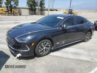 2023 Hyundai Sonata Blue z VIN KMHL24JJXPA061300, wystawiony jako Copart lot #57185735 z przebiegiem 89 477 mil mil oraz Czysty tytuł • Clean title. Historia ofert i sprzedaży dostępna na DreamBid. Obrazek 1.