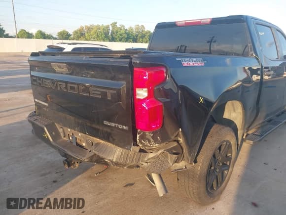 ✅ 2023 Chevrolet Silverado 1500 Custom Trail Boss • VIN: 3GCPDCEKXPG148290 • Lot: 42969215. Wystawiony na IAAI z przebiegiem 41 300 mil. Bezpłatny archiwum sprzedaży aukcyjnych z USA i szczegółowy raport historii pojazdu na DreamBid. Zdjęcie 18.