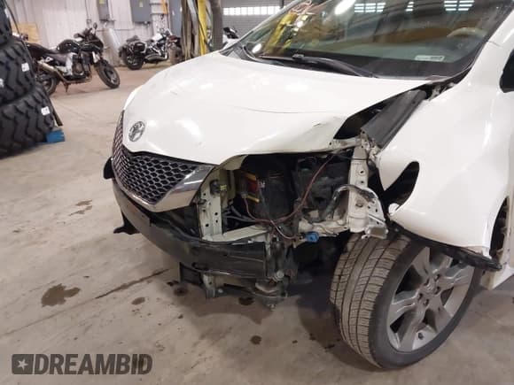 ✅ 2014 Toyota Sienna SE • VIN: 5TDXK3DC7ES497390 • Lot: 42037096. Listed on IAAI with 169,127 mi. Free auction sales archive from the USA and detailed vehicle history report at DreamBid. Image 6.