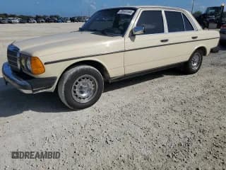 ✅ 1982 Mercedes-Benz 240 • VIN: BAB23A8CB306577 • Lot: 78141144. Wystawiony na Copart z przebiegiem 85 135 mil. Bezpłatny archiwum sprzedaży aukcyjnych z USA i szczegółowy raport historii pojazdu na DreamBid. Zdjęcie 1.