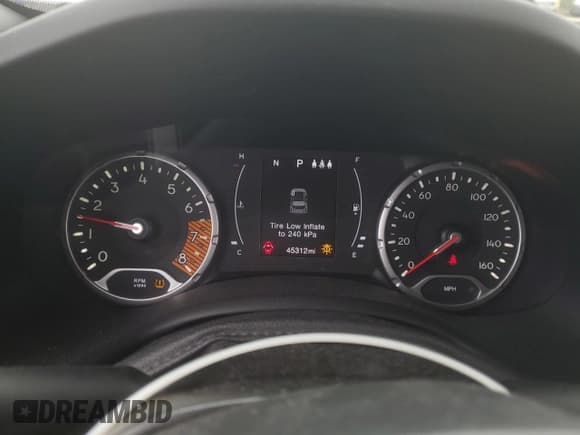 ✅ 2019 Jeep Renegade Latitude • VIN: ZACNJABB1KPK00418 • Lot: 90687485. Wystawiony na Copart z przebiegiem 45 312 mil. Bezpłatny archiwum sprzedaży aukcyjnych z USA i szczegółowy raport historii pojazdu na DreamBid. Zdjęcie 9.