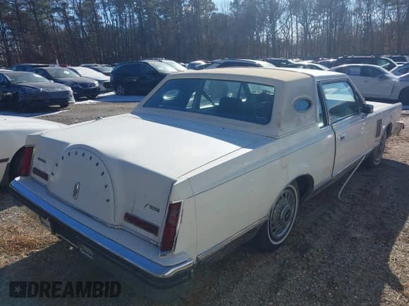 ✅ 1982 Lincoln Mark VIII • VIN: 1MRBP95F8CY661333 • Lot: 41453541. Listed on IAAI with 42,327 mi. Free auction sales archive from the USA and detailed vehicle history report at DreamBid. Image 4.