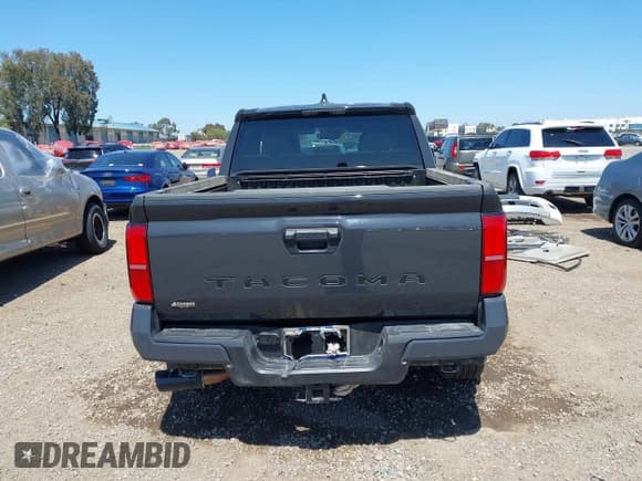 ✅ 2024 Toyota Tacoma SR5 • VIN: 3TMKB5FN6RM019245 • Лот: 41978354. Опубликован ранее на IAAI с пробегом 263 миль. Бесплатный доступ к архиву аукционных продаж из США и подробный отчёт об истории автомобиля на DreamBid. Изображение 16.