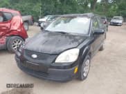 ✅ 2006 Kia Rio • VIN: KNADE123766065849 • Lot: 42694405. Wystawiony na IAAI z przebiegiem 174 408 mil. Bezpłatny archiwum sprzedaży aukcyjnych z USA i szczegółowy raport historii pojazdu na DreamBid. Zdjęcie 2.