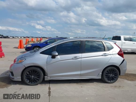 ✅ 2018 Honda Fit Sport • VIN: 3HGGK5G64JM709465 • Lot: 42322071. Listed on IAAI with 136,574 mi. Free auction sales archive from the USA and detailed vehicle history report at DreamBid. Image 14.