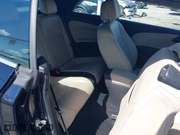 ✅ 2018 Buick Cascada Premium • VIN: W04WH3N56JG080853 • Lot: 42824867. Wystawiony na IAAI z przebiegiem 35 588 mil. Bezpłatny archiwum sprzedaży aukcyjnych z USA i szczegółowy raport historii pojazdu na DreamBid. Zdjęcie 8.