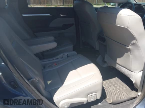 ✅ 2014 Toyota Highlander XLE • VIN: 5TDJKRFH2ES018679 • Lot: 43054339. Listed on IAAI with 164,716 mi. Free auction sales archive from the USA and detailed vehicle history report at DreamBid. Image 8.