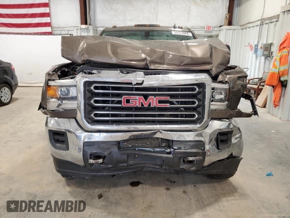 ✅ 2015 GMC Sierra 2500HD SLE • VIN: 1GT22YE85FZ136144 • Lot: 59373905. Wystawiony na Copart z przebiegiem 142 999 mil. Bezpłatny archiwum sprzedaży aukcyjnych z USA i szczegółowy raport historii pojazdu na DreamBid. Zdjęcie 5.