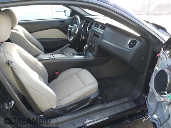 ✅ 2014 Ford Mustang V6 • VIN: 1ZVBP8AMXE5209242 • Лот: 43666689. Опубликован ранее на IAAI с пробегом 111 071 миль. Бесплатный доступ к архиву аукционных продаж из США и подробный отчёт об истории автомобиля на DreamBid. Изображение 5.