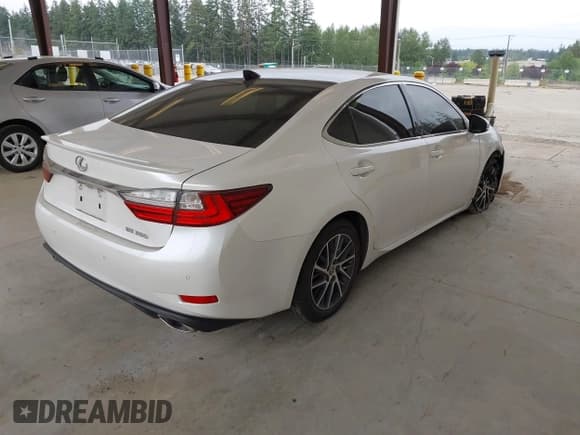 ✅ 2016 Lexus ES 330 • VIN: 58ABK1GG4GU031836 • Lot: 42473667. Listed on IAAI with 84,827 mi. Free auction sales archive from the USA and detailed vehicle history report at DreamBid. Image 4.