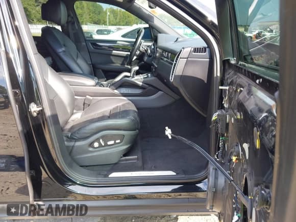 ✅ 2019 Porsche Cayenne • VIN: WP1AA2AY7KDA05479 • Lot: 43106906. Listed on IAAI with 72,738 mi. Free auction sales archive from the USA and detailed vehicle history report at DreamBid. Image 5.