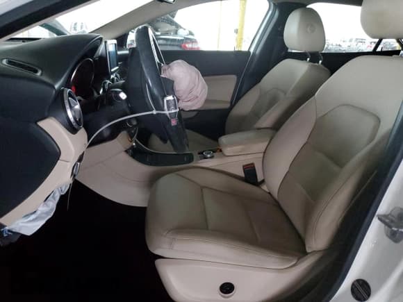 ✅ 2015 Mercedes-Benz GLA 250 • VIN: WDCTG4EB6FJ141212 • Lot: 53851215. Wystawiony na Copart z przebiegiem 107 554 mil. Bezpłatny archiwum sprzedaży aukcyjnych z USA i szczegółowy raport historii pojazdu na DreamBid. Zdjęcie 7.