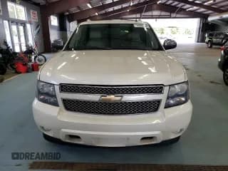 ✅ 2010 Chevrolet Suburban LTZ • VIN: 1GNUKKE3XAR253406 • Lot: 74265134. Wystawiony na Copart z przebiegiem 215 598 mil. Bezpłatny archiwum sprzedaży aukcyjnych z USA i szczegółowy raport historii pojazdu na DreamBid. Zdjęcie 5.