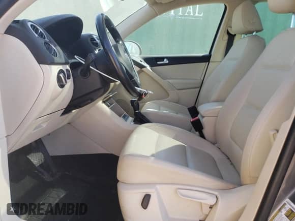 2013 Volkswagen Tiguan SE z VIN WVGAV7AX7DW018388, wystawiony jako Copart lot #56188045 z przebiegiem 98 066 mil mil oraz Szkoda całkowita • Salvage title. Historia ofert i sprzedaży dostępna na DreamBid. Obrazek 7.