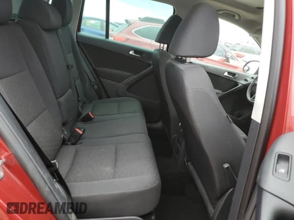 ✅ 2012 Volkswagen Tiguan S • VIN: WVGBV7AX8CW087884 • Лот: 90077175. Опубликован ранее на Copart с пробегом 147 397 миль. Бесплатный доступ к архиву аукционных продаж из США и подробный отчёт об истории автомобиля на DreamBid. Изображение 11.